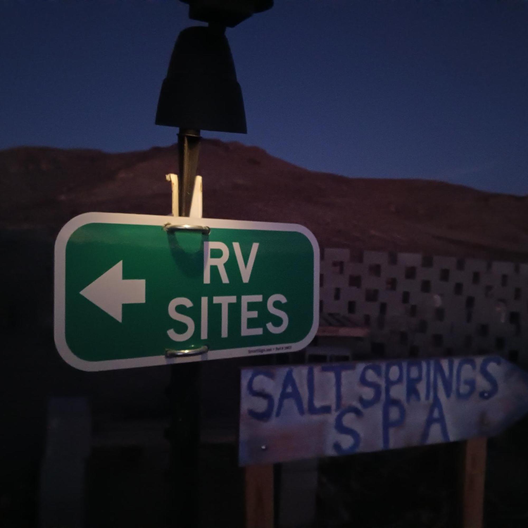 Camping At Desert Gardens Oasis At Lobo, Texas Van Horn Rum bild